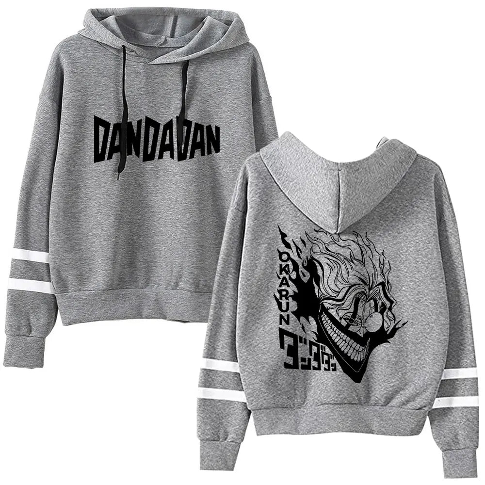 Sweatshirt Dandadan | Adoptez le style avec ce sweatshirt Dandadan à l'effigie d'Okarun ! Conçu sans poches, à manches longues et avec une capuche, ce pull unisexe est parfait pour les fans d'anime