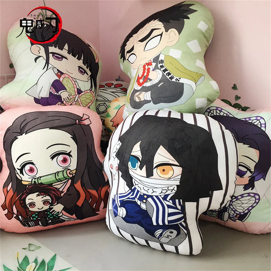 Petit coussin en peluche inspiré de Demon Slayer. Parfait pour décorer votre intérieur. Un souvenir adorable et un cadeau créatif pour les fans de l'anime