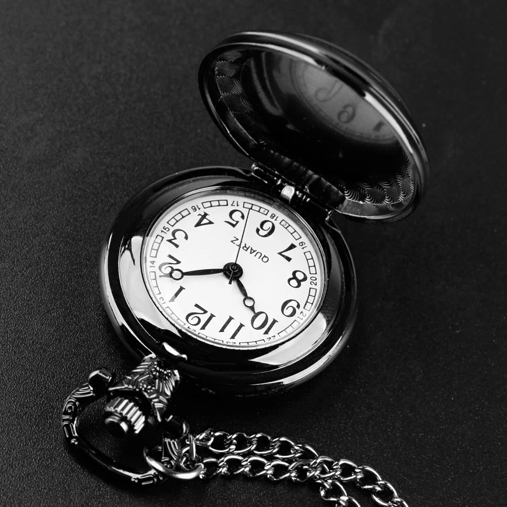 Montre à quartz Death Note avec design de Kira sous un dôme en verre. Parfait comme pendentif sur chaîne, idéal comme cadeau pour les fans de Death Note