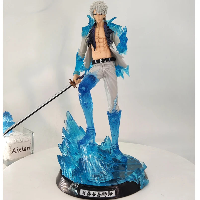 30cm Figurine Bleach | Plongez dans l'univers de Bleach avec cette figurine de Hitsugaya Toshiro. Réalisée en PVC de haute qualité, elle capture fidèlement l'apparence du capitaine de la 10e division avec des détails impressionnants