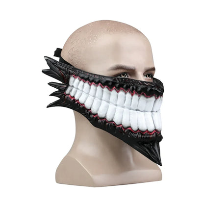 Masque effrayant inspiré du personnage Okarun de Dan Da Dan. Parfait pour Halloween, les mascarades ou les événements cosplay. Taille adulte, idéal pour compléter votre costume et impressionner les fans de l'anime !