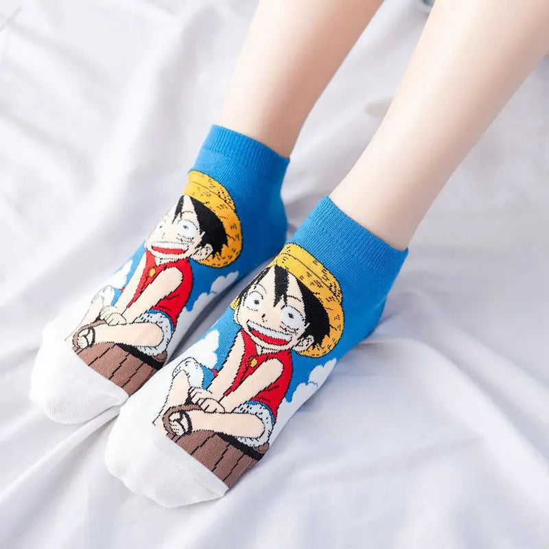 Chaussettes en coton pour hommes et femmes, mettant en avant les personnages emblématiques Luffy et Chopper de l'univers One Piece. Alliant confort et style, elles sont idéales pour les fans de l'anime