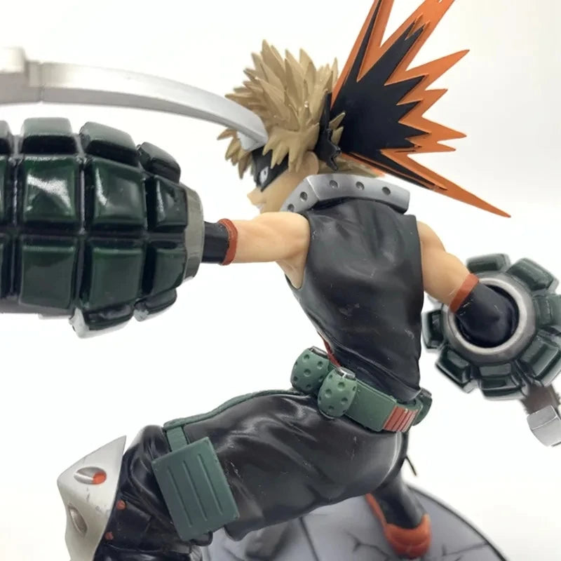 15cm Figurine My Hero Academia | Revivez l'intensité de My Hero Academia avec cette figurine de Bakugo Katsuki en version Battle. Fabriquée en PVC, elle est idéale pour les collections et les fans de l'univers