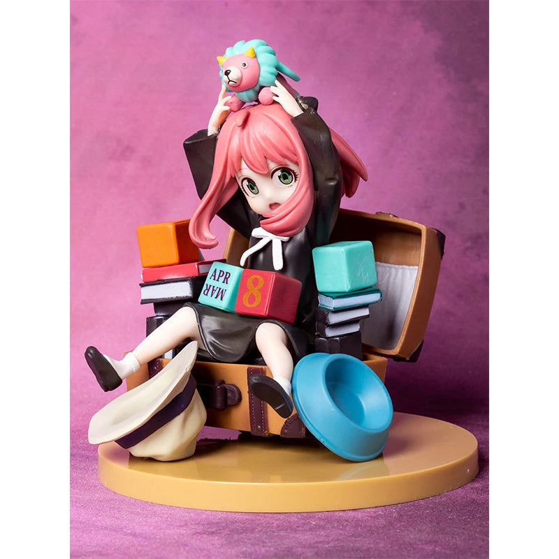 18cm Figurine Spy x Family | Figurine représentant Anya en version chibi, avec base incluse. Idéale pour les fans de Spy x Family, cette figurine adorable est parfaite comme décoration ou comme cadeau pour les enfants et amateurs d'anime