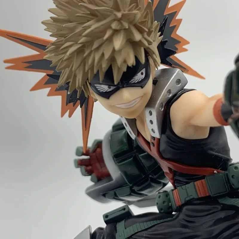 15cm Figurine My Hero Academia | Revivez l'intensité de My Hero Academia avec cette figurine de Bakugo Katsuki en version Battle. Fabriquée en PVC, elle est idéale pour les collections et les fans de l'univers