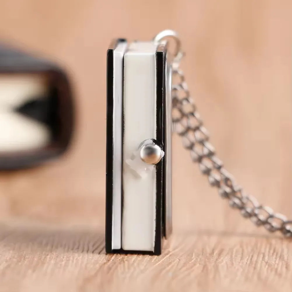 Pendentif vintage inspiré de Death Note, sous la forme d'une montre à gousset en métal, avec le design du Death Note. Ce pendentif avec une chaîne élégante est à la fois un accessoire tendance et un hommage aux fans de l'anime