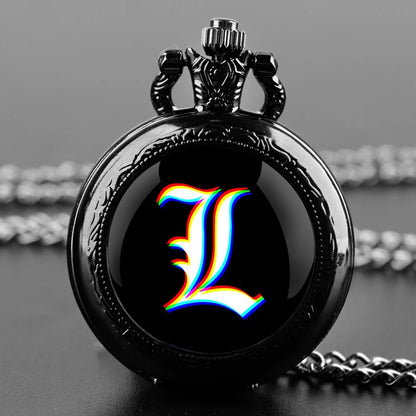 Montre à quartz Death Note avec design de L sous un dôme en verre. Parfait comme pendentif sur chaîne, idéal comme cadeau pour les fans de Death Note