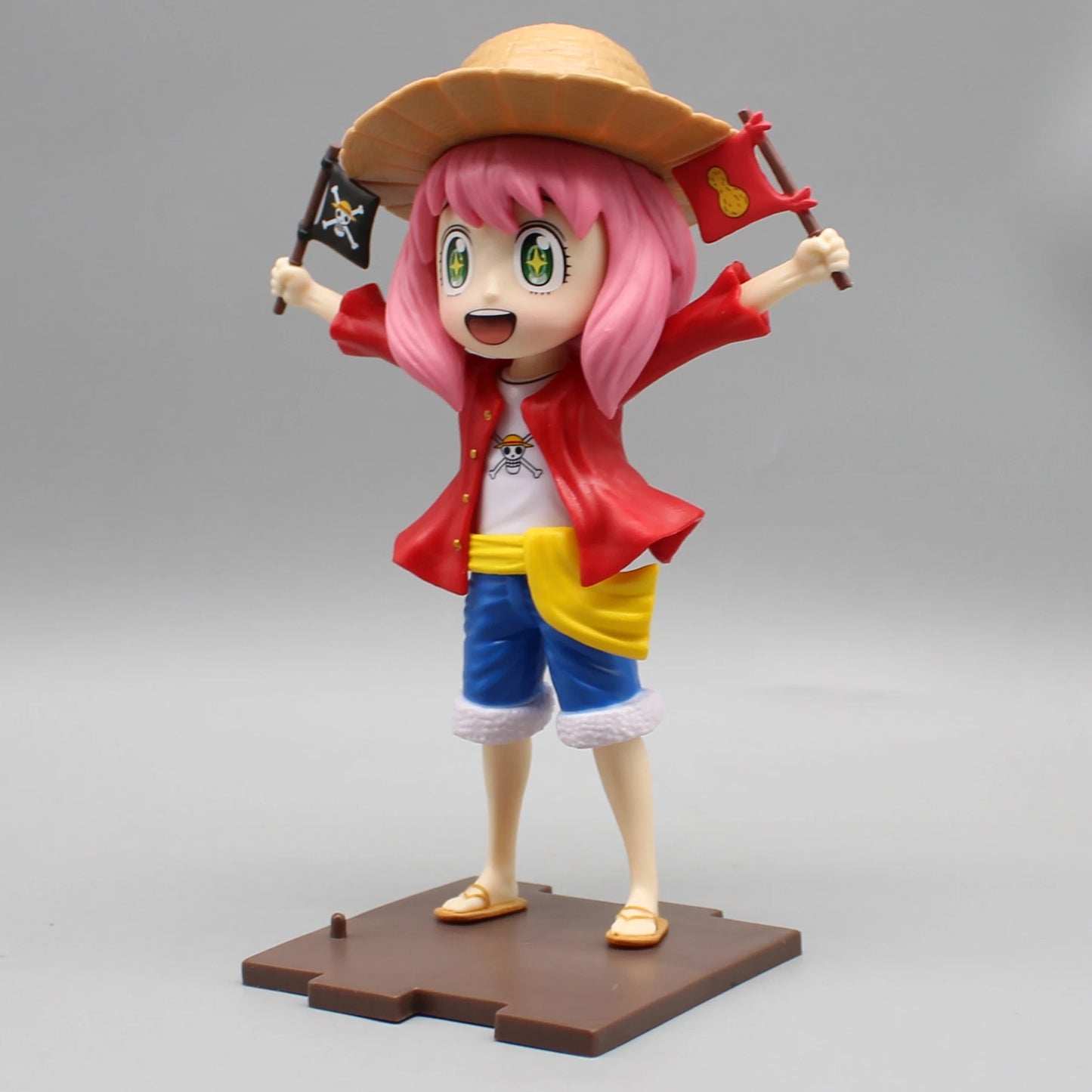 19cm Figurine SPY×FAMILY | Figurine collector en édition limitée représentant Anya Forger en cosplay de Luffy avec son chapeau de paille. Cette figurine kawaii et originale est parfaite pour les fans de SPY×FAMILY et One Piece