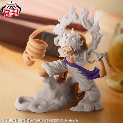 12cm Figurine BANDAI de Luffy en mode Gear 5 Nika, issue de One Piece. Modèle détaillé en PVC, parfait pour les collectionneurs et les fans de l'anime. Idéal comme cadeau ou pour compléter une collection