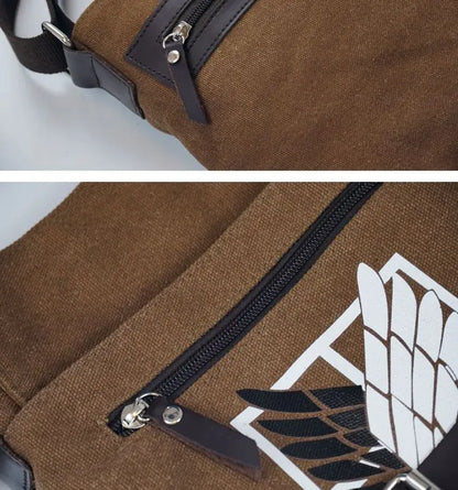 Sac bandoulière grande capacité Attack on Titan | Affichez votre passion pour Attack on Titan avec ce sac bandoulière rétro. Conçu pour être simple et polyvalent, ce sac offre une grande capacité de rangement, idéal pour une utilisation quotidienne