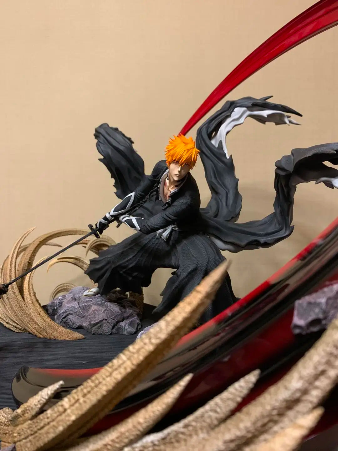 Figura Bleach de 30 cm - Ichigo Kurosaki Getsuga Tensho con efectos especiales | ¡Añade a tu colección esta impresionante figura de Ichigo Kurosaki, en pleno uso de su Getsuga Tensho! Con efectos de luz especiales. 