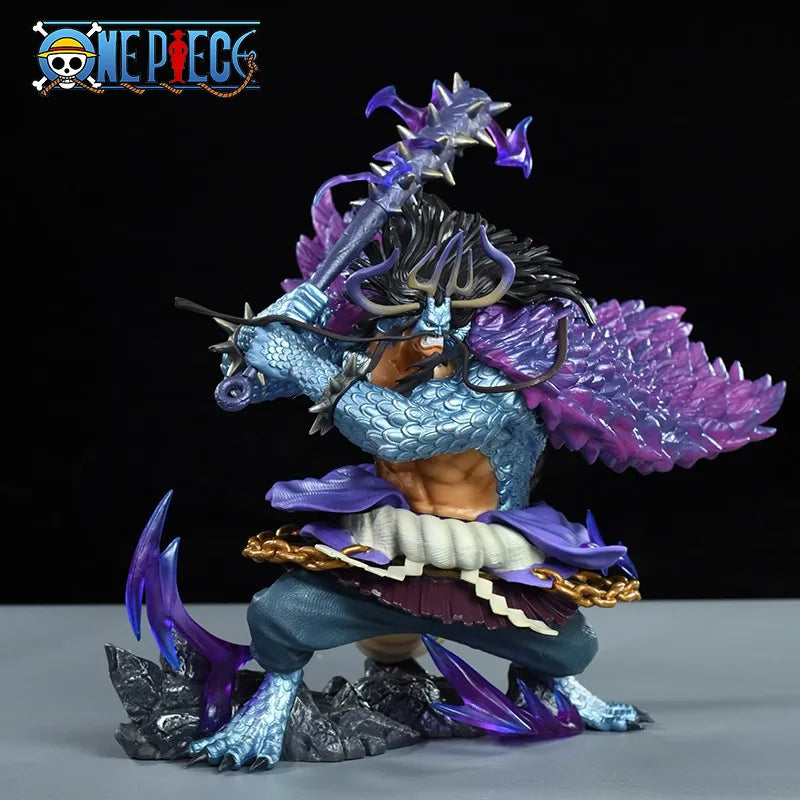 Figura de una pieza de 26 cm | Figura que representa a Kaido, uno de los Cuatro Emperadores y Rey de las Bestias del universo One Piece. Fabricado con PVC de alta calidad, este modelo captura el poder y la imponente estatura de Kaido. 