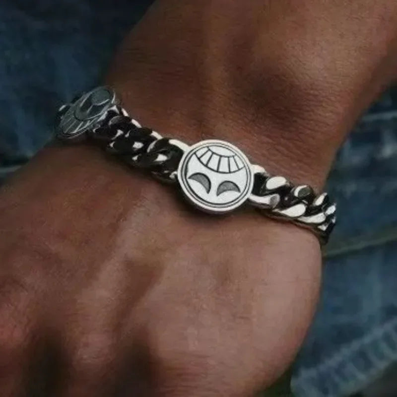 20cm Bracelet en acier argenté, doté d'un fermoir en T. Un accessoire mettant à l'honneur le personnage Ace avec les motifs "Smile & Angry". Parfait pour les fans qui souhaitent ajouter une touche unique à leur style