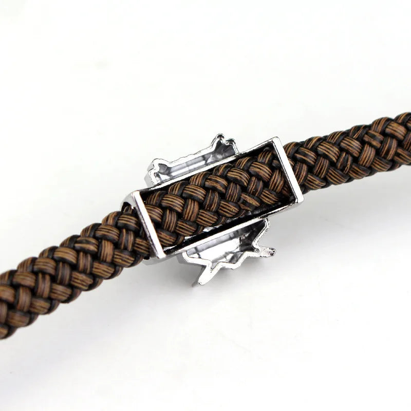 Bracelet Cuir Tressé Attack on Titan, idéal pour les fans. Parfait comme accessoire de cosplay ou cadeau pour compléter une collection