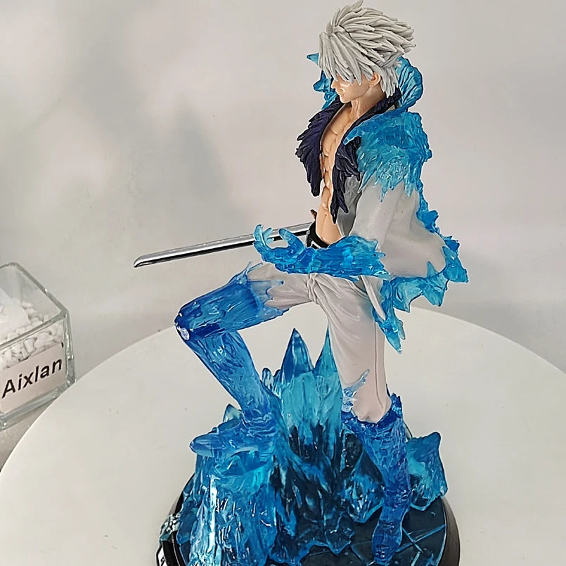 30cm Figurine Bleach | Plongez dans l'univers de Bleach avec cette figurine de Hitsugaya Toshiro. Réalisée en PVC de haute qualité, elle capture fidèlement l'apparence du capitaine de la 10e division avec des détails impressionnants