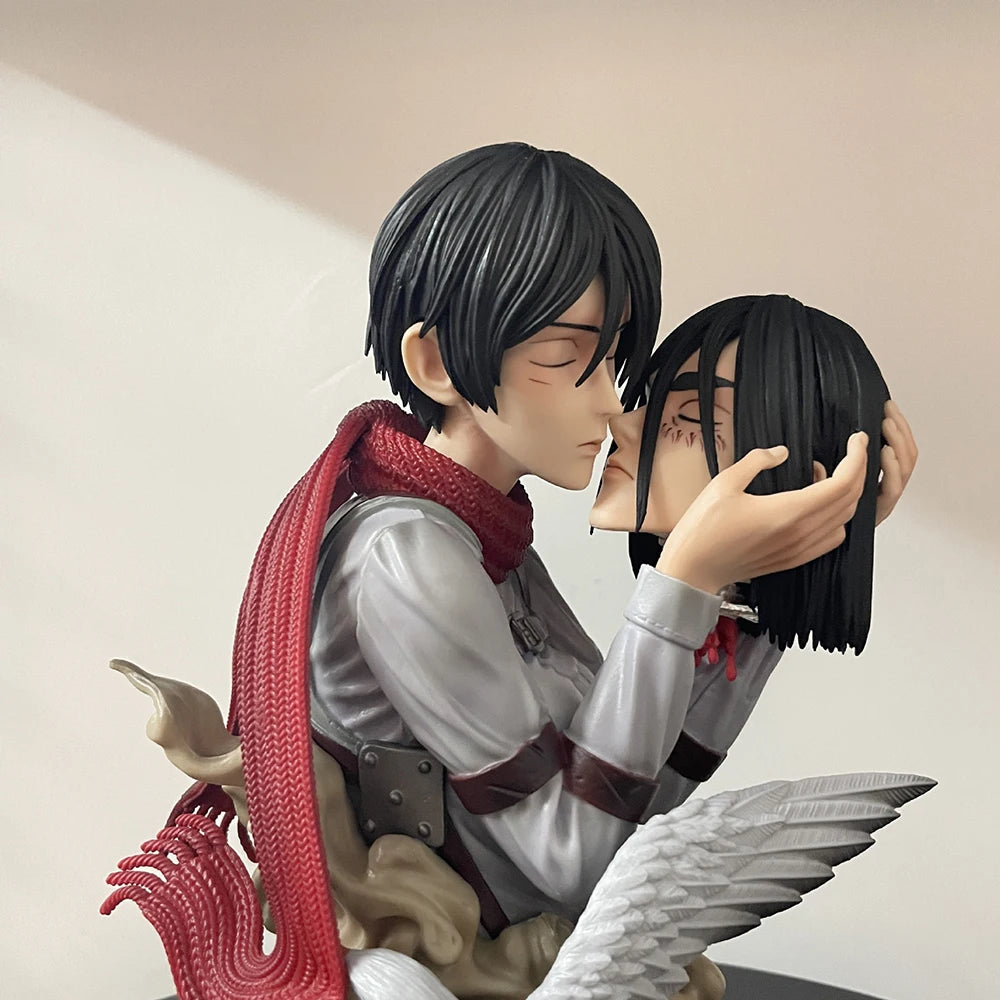 22cm Figurine Attack on Titan | Figurine représentant Mikasa Ackerman tenant Eren dans une scène intense de Attack on Titan. Idéale pour les collectionneurs et fans de l’anime, cette pièce de collection apportera une touche de drama à votre décoration !