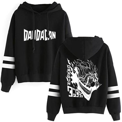 Sweatshirt Dandadan | Adoptez le style avec ce sweatshirt Dandadan à l'effigie d'Okarun ! Conçu sans poches, à manches longues et avec une capuche, ce pull unisexe est parfait pour les fans d'anime