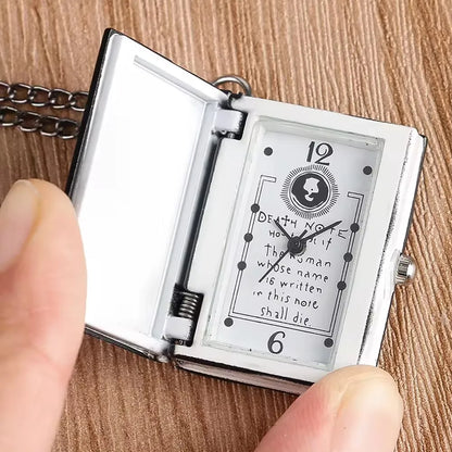 Pendentif vintage inspiré de Death Note, sous la forme d'une montre à gousset en métal, avec le design du Death Note. Ce pendentif avec une chaîne élégante est à la fois un accessoire tendance et un hommage aux fans de l'anime