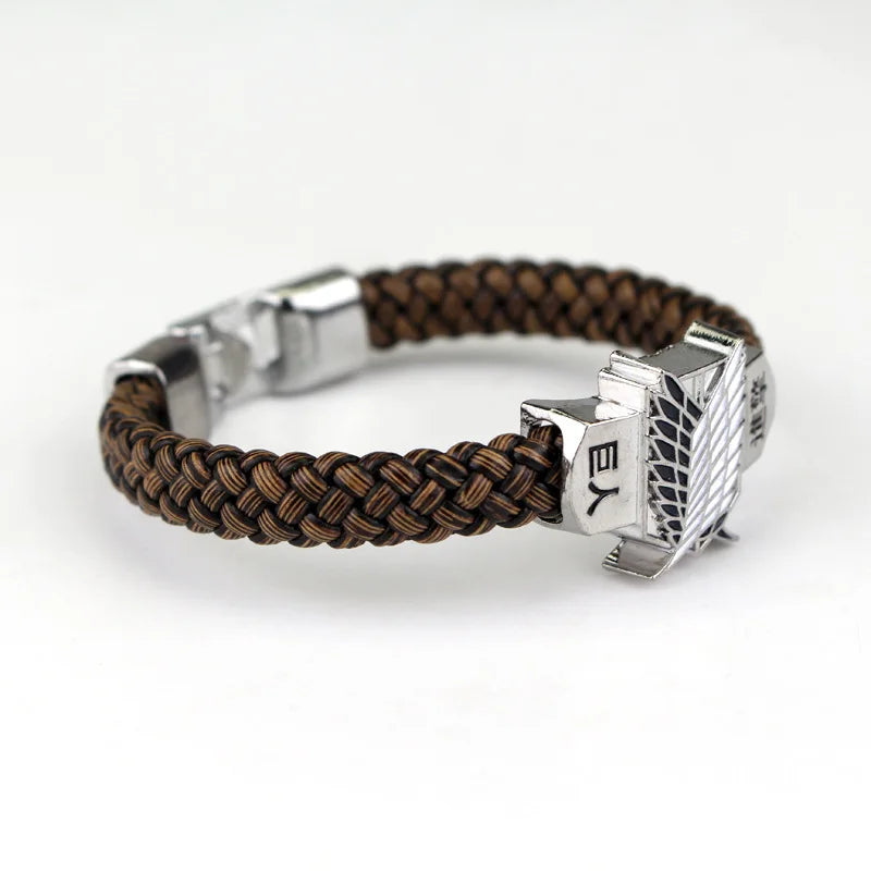 Bracelet Cuir Tressé Attack on Titan, idéal pour les fans. Parfait comme accessoire de cosplay ou cadeau pour compléter une collection