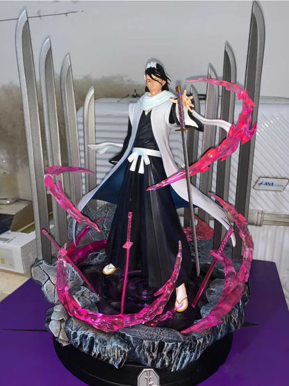 32cm Figurine BLEACH | Apportez l'univers de BLEACH chez vous avec cette figurine collector de Kuchiki Byakuya. Fabriquée en PVC de haute qualité, cette figurine aux détails impressionnants est idéale comme statue décorative ou pièce de collection