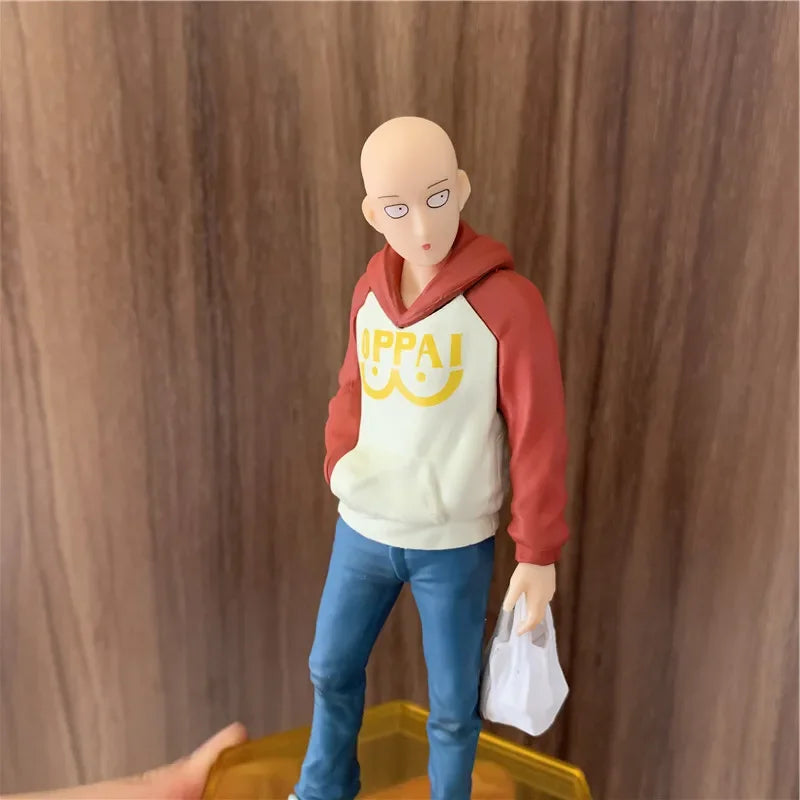 Figura One Punch Man de 18 cm | Figura de PVC de Saitama con una sudadera con capucha oppai, que captura un momento casual del héroe. Ideal para coleccionistas y fans de One Punch Man, así como como decoración o regalo.