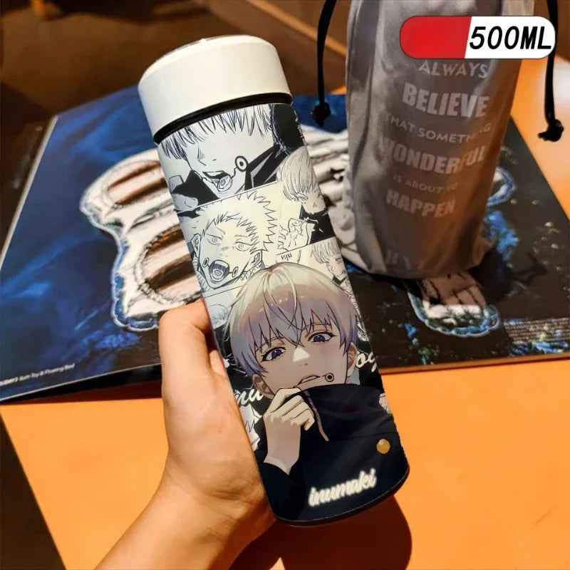 500ml Thermos Isotherme pour les fans de Jujutsu Kaisen, découvrez ce thermos isotherme inspiré conçu avec une grande capacité pour garder vos boissons à température idéale tout en affichant un design de votre personnage préféré