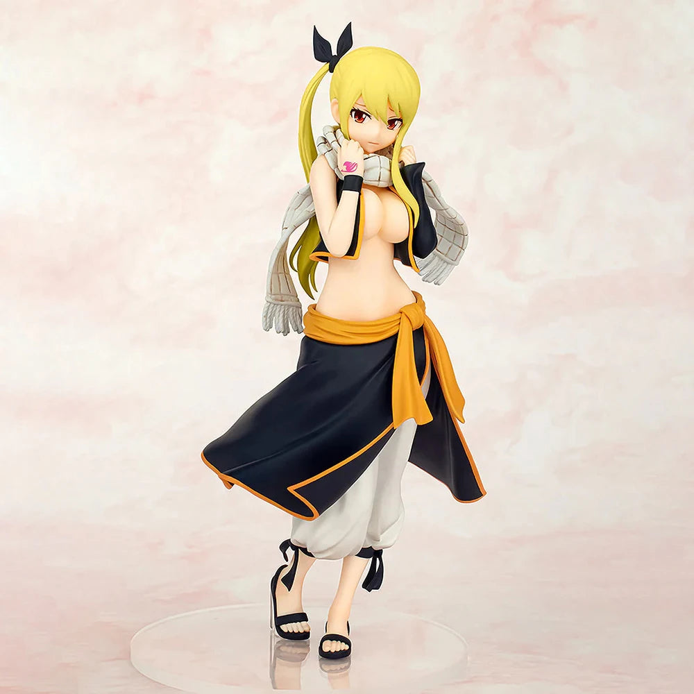 22cm Figurine BANDAI Fairy Tail | Figurine originale de Lucy Heartfilia dans la tenue de Natsu. Modèle en édition limitée avec des détails précis et une finition soignée, idéale pour les collectionneurs et les fans d'anime