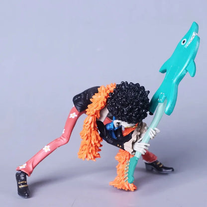 18cm Figurine One Piece | Brook Roi des Âmes, ajoutez à votre collection cette figurine de Brook, le célèbre musicien dans l'univers One Piece. Fabriquée avec des détails soignés qui capture parfaitement l'allure unique et charismatique de Brook.