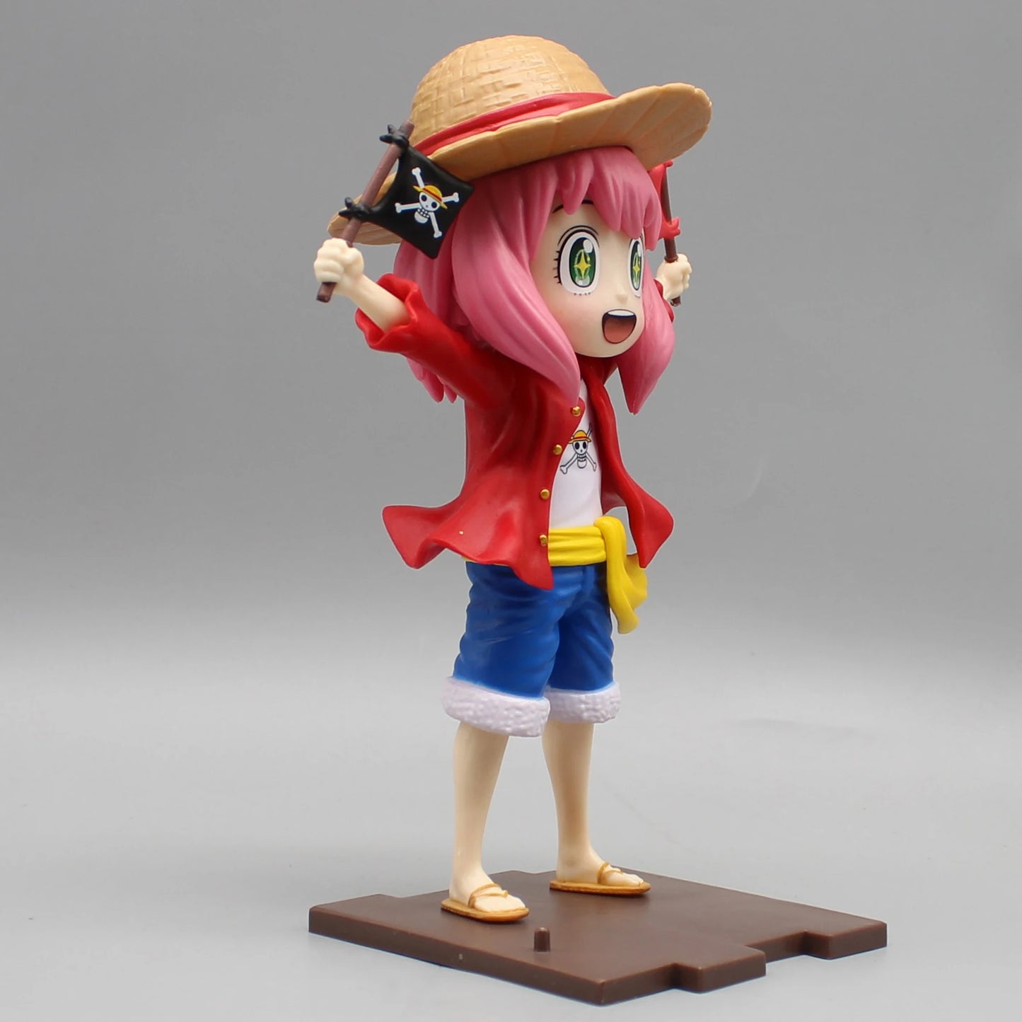 19cm Figurine SPY×FAMILY | Figurine collector en édition limitée représentant Anya Forger en cosplay de Luffy avec son chapeau de paille. Cette figurine kawaii et originale est parfaite pour les fans de SPY×FAMILY et One Piece