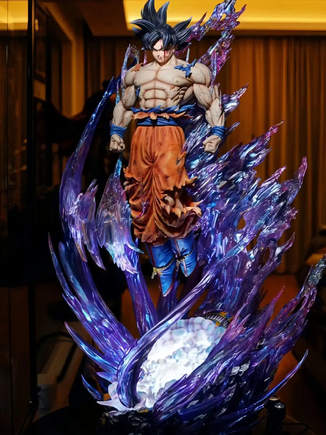 Figura Dragon Ball 23cm | Ultra Instinct Son Goku equipado con iluminación, ofreciendo un efecto espectacular. Un modelo de coleccionista perfecto para decoración o como regalo para los fans de Dragon Ball. 