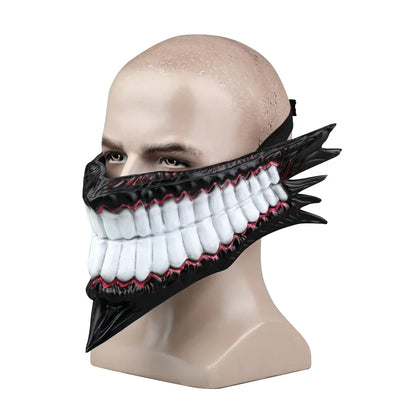 Masque effrayant inspiré du personnage Okarun de Dan Da Dan. Parfait pour Halloween, les mascarades ou les événements cosplay. Taille adulte, idéal pour compléter votre costume et impressionner les fans de l'anime !