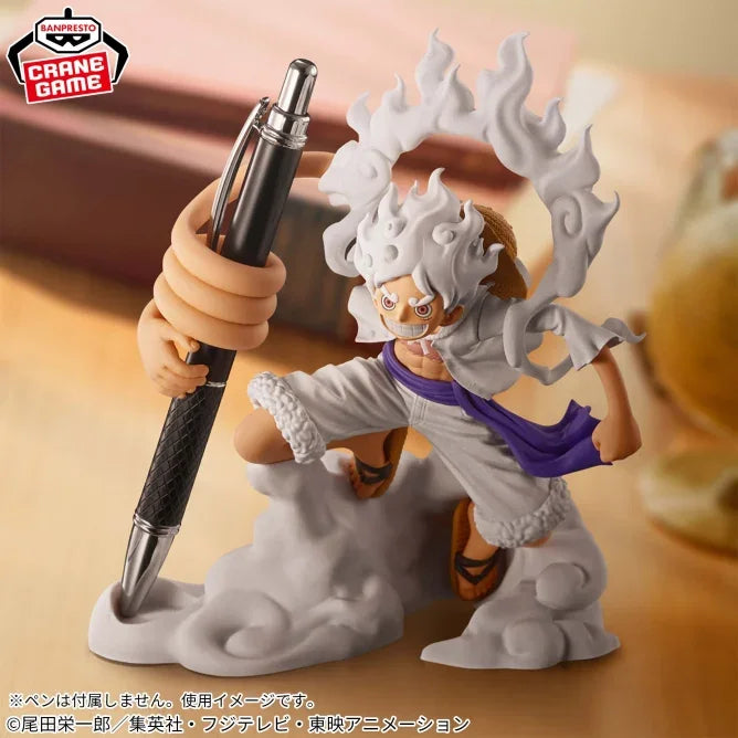 12cm Figurine BANDAI de Luffy en mode Gear 5 Nika, issue de One Piece. Modèle détaillé en PVC, parfait pour les collectionneurs et les fans de l'anime. Idéal comme cadeau ou pour compléter une collection