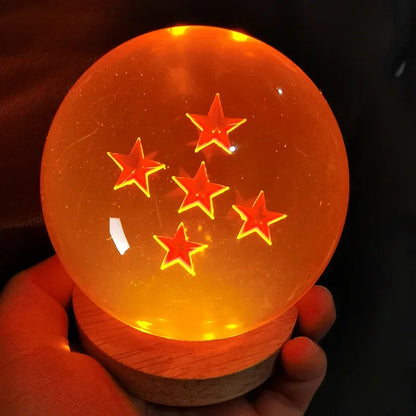 Dragon Ball en Cristal 7cm avec LED : Une lampe de veille de Dragon Ball en résine avec éclairage LED, idéale pour la décoration de bureau. Un excellent cadeau pour les enfants et les fans d'anime