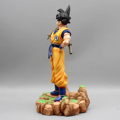 Figura Coleccionable Dragon Ball | Son Goku: Modelo en posición de pie representando a Goku con su bastón mágico. Una pieza perfecta para los fans del Anime, ideal como coleccionable. 