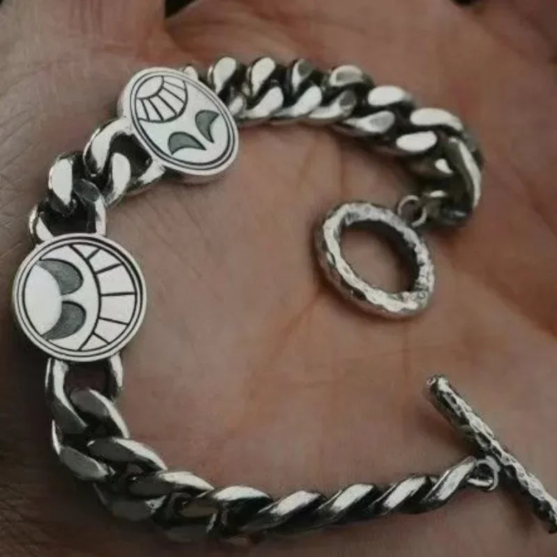 20cm Bracelet en acier argenté, doté d'un fermoir en T. Un accessoire mettant à l'honneur le personnage Ace avec les motifs "Smile & Angry". Parfait pour les fans qui souhaitent ajouter une touche unique à leur style