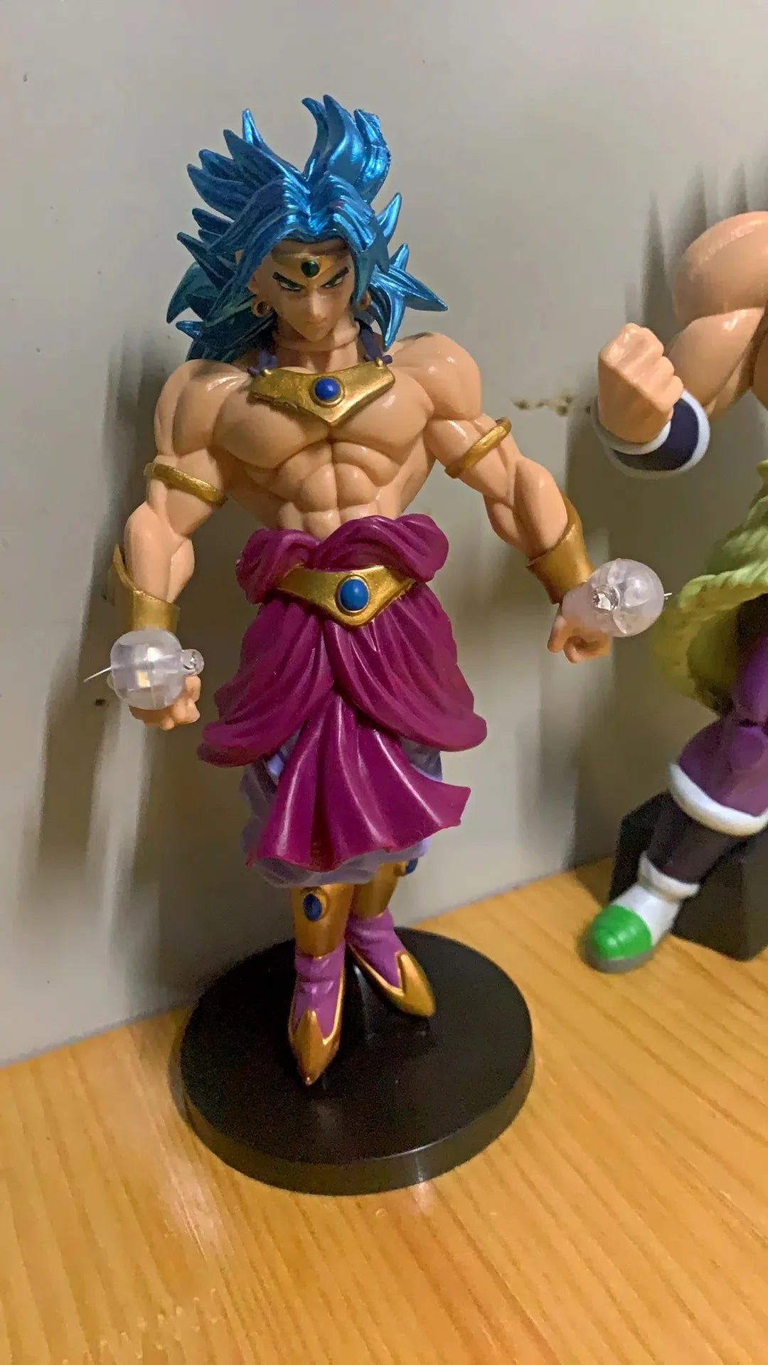 Figura Dragon Ball de 20cm | Figura Broly con iluminación LED integrada. ¡Este modelo de coleccionista es ideal para coleccionistas y fanáticos de Dragon Ball Z! 