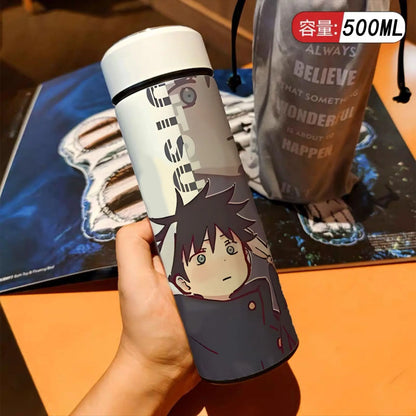 500ml Thermos Isotherme pour les fans de Jujutsu Kaisen, découvrez ce thermos isotherme inspiré conçu avec une grande capacité pour garder vos boissons à température idéale tout en affichant un design de votre personnage préféré