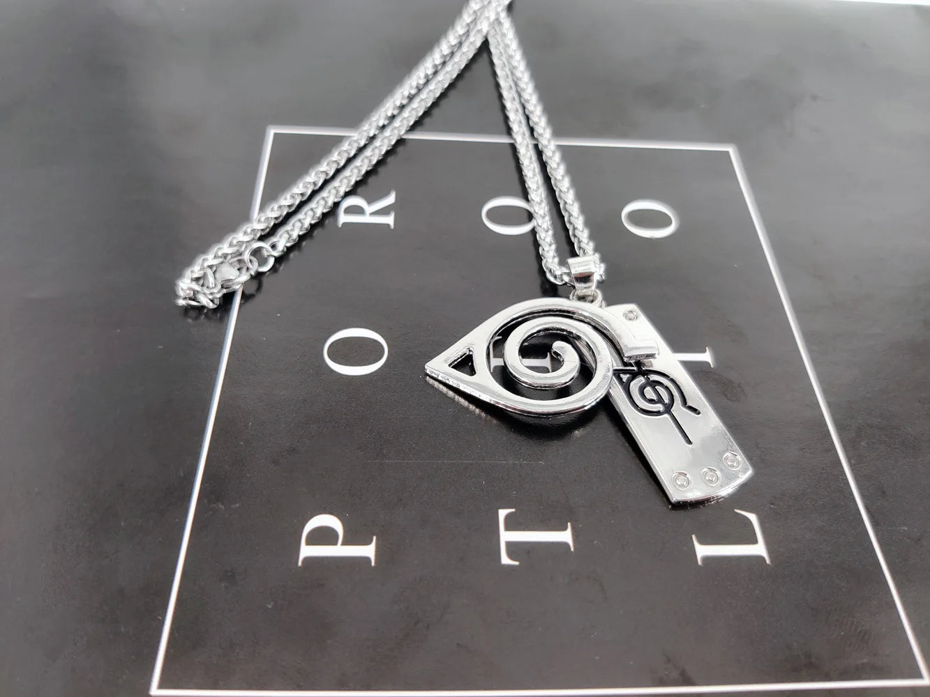 Collier pendentif NARUTO : logo creux en acier inoxydable couleur argent, chaîne longue, accessoire de mode pour hommes et femmes