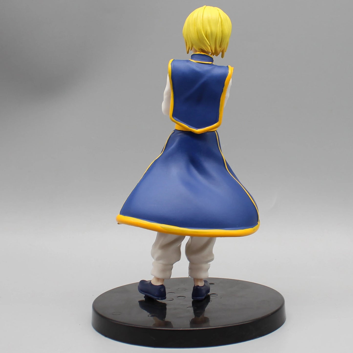 18cm HUNTER X HUNTER Figure | Collectible model representing Kurapika Kuruta, emblematic member of the protagonists in HUNTERxHUNTER. This figure is perfect for decorating a desk or giving as a birthday gift 