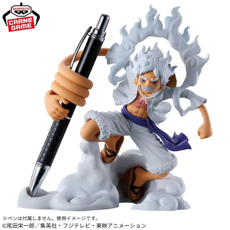 12cm Figurine BANDAI de Luffy en mode Gear 5 Nika, issue de One Piece. Modèle détaillé en PVC, parfait pour les collectionneurs et les fans de l'anime. Idéal comme cadeau ou pour compléter une collection