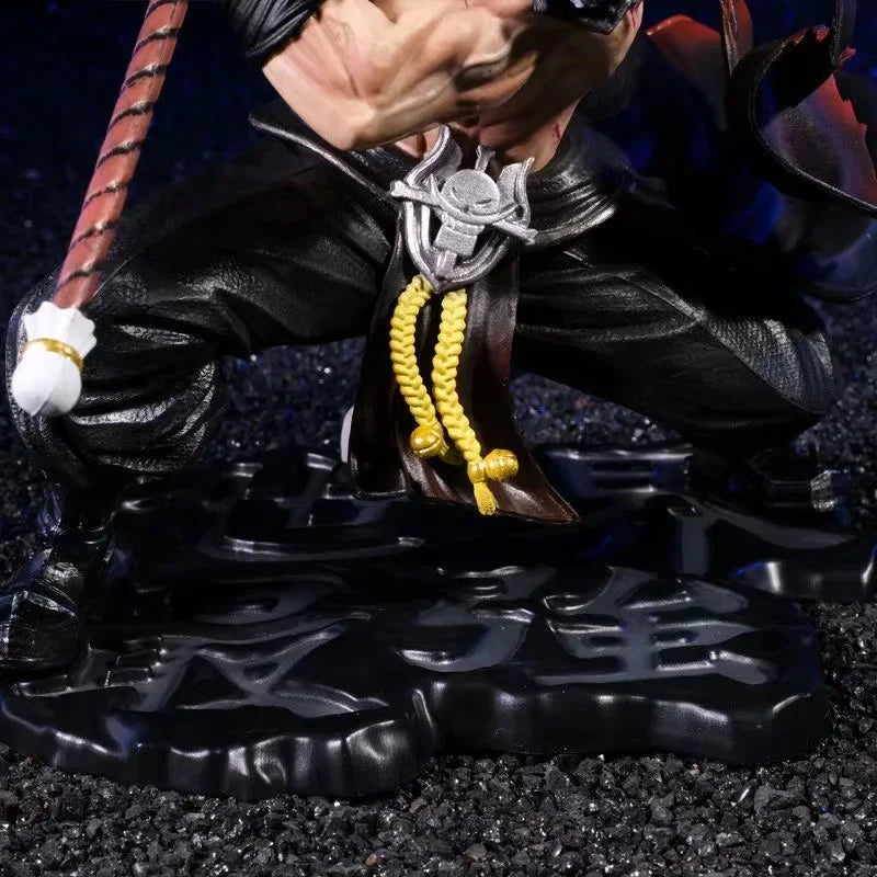 29cm Figurine One Piece | Edward Newgate, alias Barbe Blanche, avec effet LED. Cette pièce impressionnante capture la grandeur du légendaire pirate, idéale pour les fans de One Piece et les collectionneurs à la recherche d'un objet unique et lumineux.