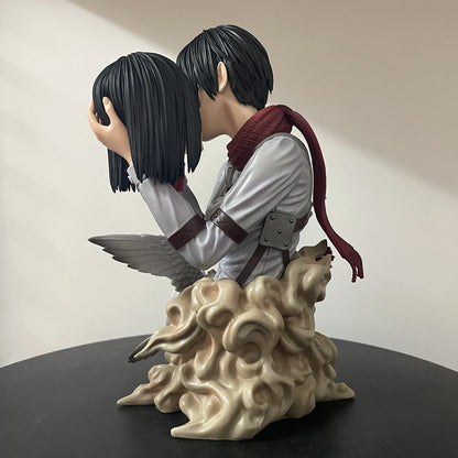 22cm Figurine Attack on Titan | Figurine représentant Mikasa Ackerman tenant Eren dans une scène intense de Attack on Titan. Idéale pour les collectionneurs et fans de l’anime, cette pièce de collection apportera une touche de drama à votre décoration !