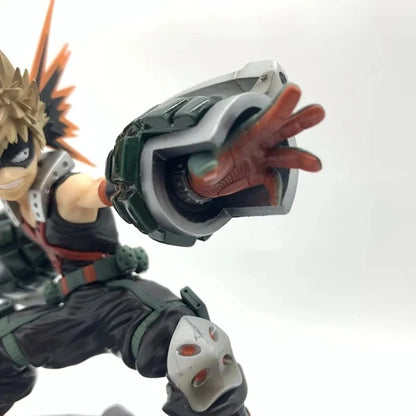 15cm Figurine My Hero Academia | Revivez l'intensité de My Hero Academia avec cette figurine de Bakugo Katsuki en version Battle. Fabriquée en PVC, elle est idéale pour les collections et les fans de l'univers