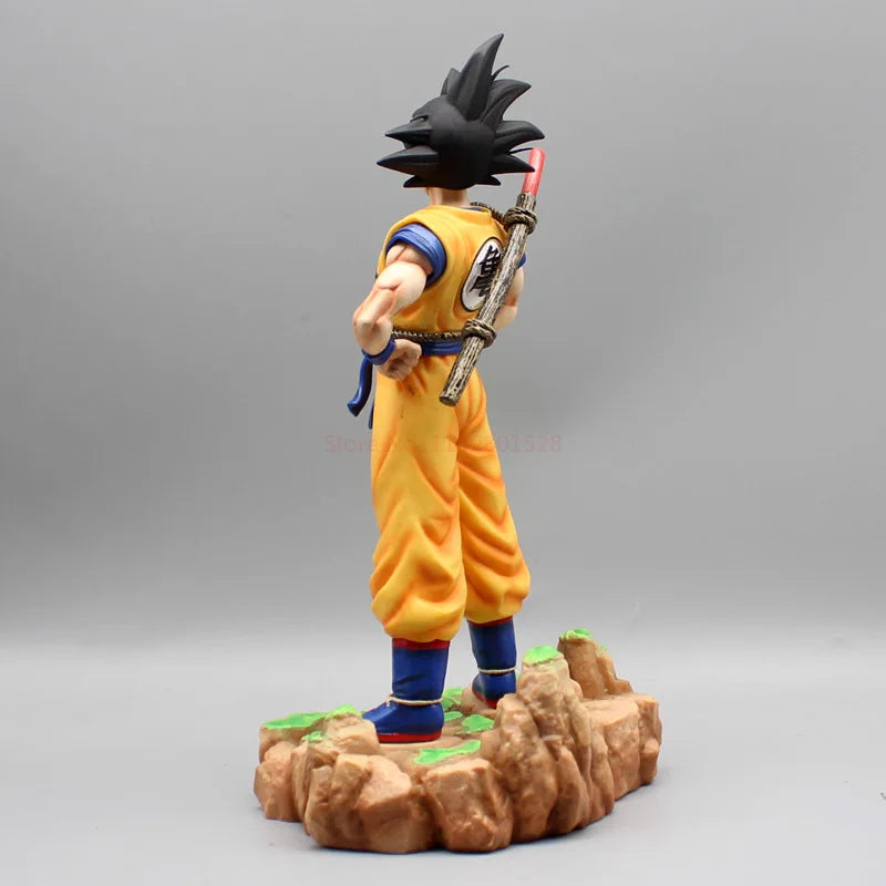 Figura Coleccionable Dragon Ball | Son Goku: Modelo en posición de pie representando a Goku con su bastón mágico. Una pieza perfecta para los fans del Anime, ideal como coleccionable. 