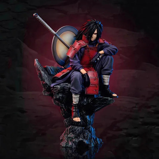 Figura de 28 cm | Uchiha Madara Estatua coleccionable de PVC que representa a Uchiha Madara sentado sobre una peana. Perfecto para decoración de interiores y para completar una colección de anime.