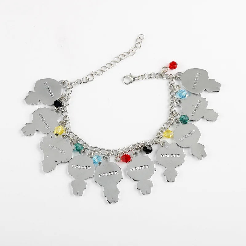 Bracelet à breloques avec pendentifs des personnages de My Hero Academia. Parfait pour les fans de l'anime, cet accessoire stylé est un excellent cadeau. Idéal pour compléter une tenue avec une touche d’anime