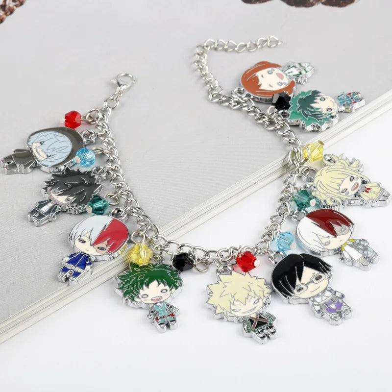 Bracelet à breloques avec pendentifs des personnages de My Hero Academia. Parfait pour les fans de l'anime, cet accessoire stylé est un excellent cadeau. Idéal pour compléter une tenue avec une touche d’anime