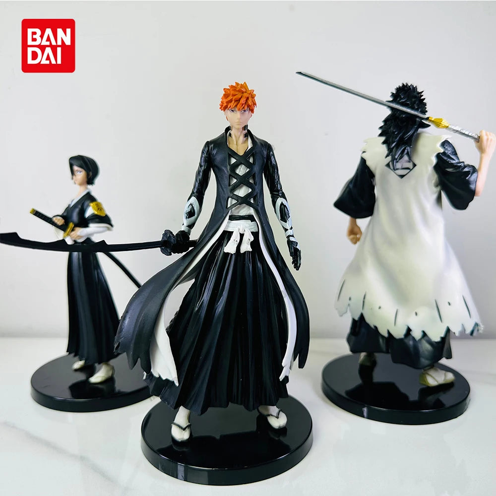 Descubre este conjunto de 3 figuras de BLEACH que presentan a Ichigo, Rukia y Kenpachi en posturas icónicas. Fabricados con PVC de alta calidad, son perfectos para añadirlos a una colección o como regalo para los fans del anime. 