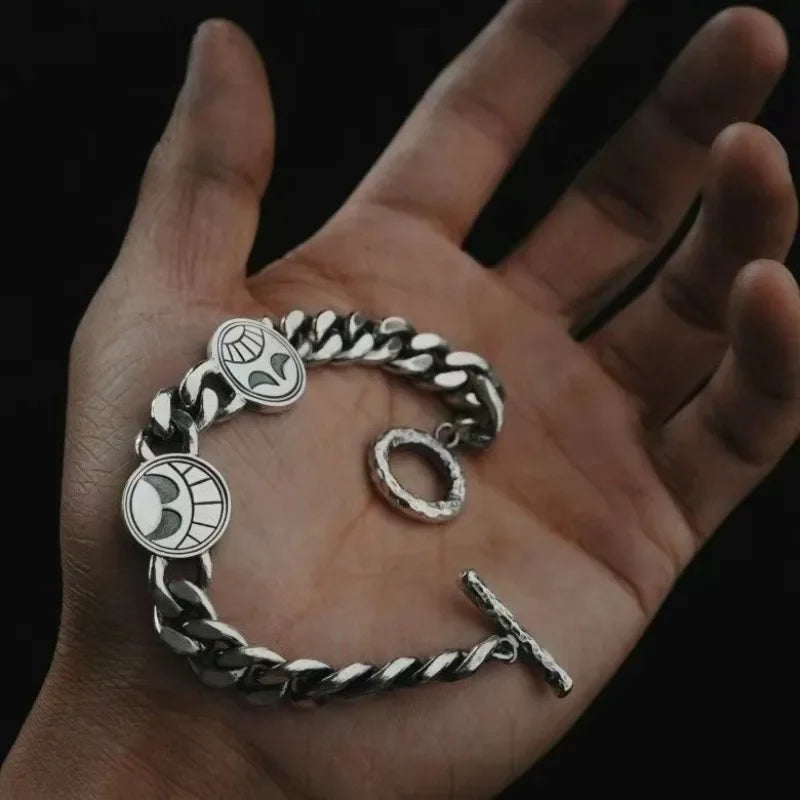 20cm Bracelet en acier argenté, doté d'un fermoir en T. Un accessoire mettant à l'honneur le personnage Ace avec les motifs "Smile & Angry". Parfait pour les fans qui souhaitent ajouter une touche unique à leur style