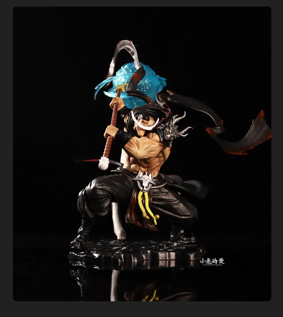 29cm Figurine One Piece | Edward Newgate, alias Barbe Blanche, avec effet LED. Cette pièce impressionnante capture la grandeur du légendaire pirate, idéale pour les fans de One Piece et les collectionneurs à la recherche d'un objet unique et lumineux.